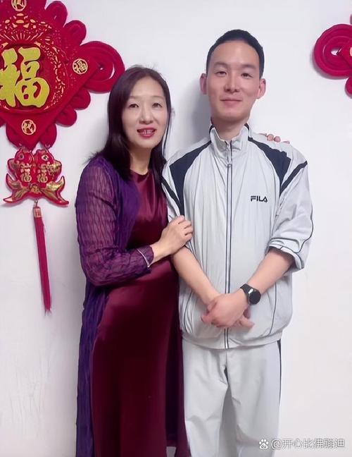 谢浩男认亲一事引发诸多关注,谢妈妈未现身令人猜疑.原来谢爸公开的送